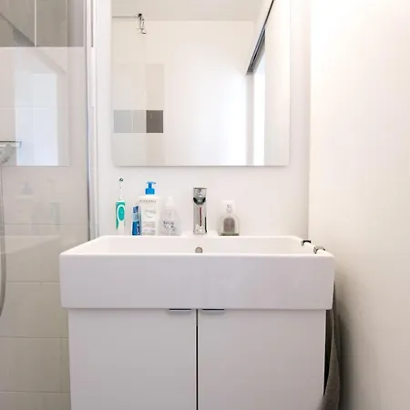 Design Apt Near Grand Place ליל
