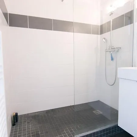 Design Apt Near Grand Place דירה ליל